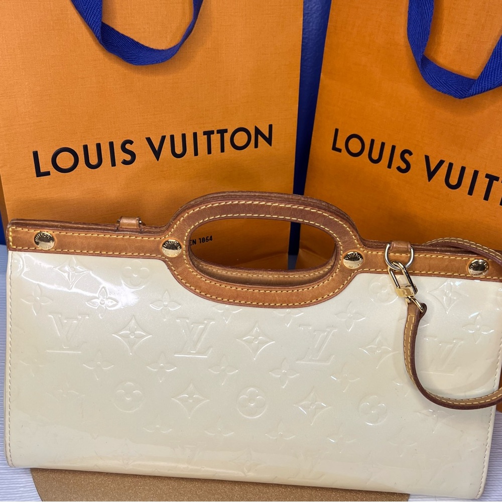 💎LOUIS VUITTON VERNIS CRÈME CLUTCH💎